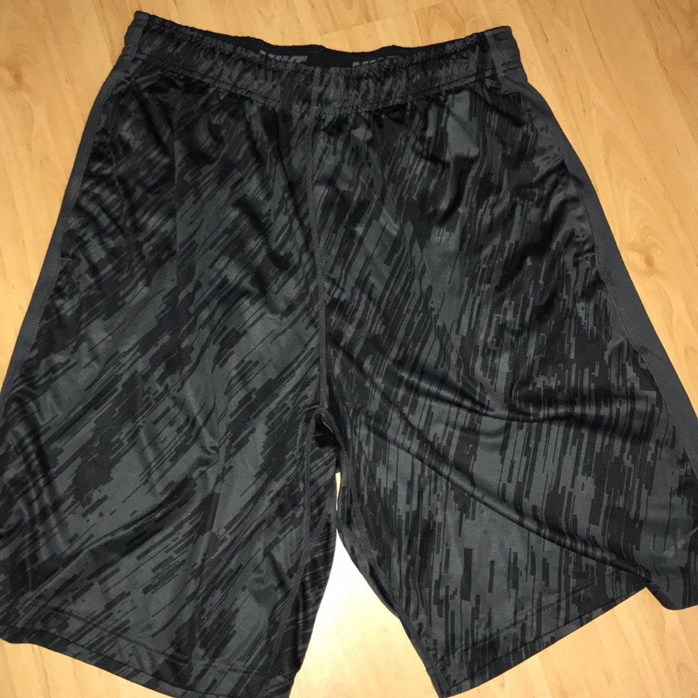 L Nike men’s shorts. Patterned black and gray